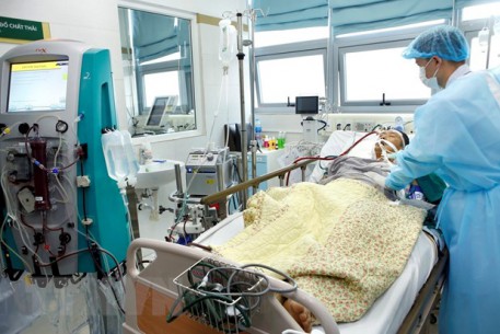 Khoa Hồi sức tích cực – Bệnh viện Bạch Mai điều trị cho bệnh nhân (51 tuổi) cúm A/H1N1 rất nặng. (Ảnh: Dương Ngọc/TTXVN)