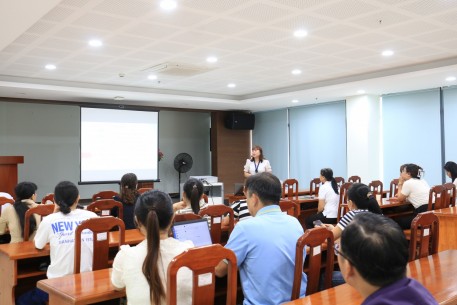 CDC Đà Nẵng tổ chức tập huấn tư vấn sức khoẻ sinh sản, phòng chống HIV/AIDS và nuôi con bằng sữa mẹ cho các cơ sở lao động