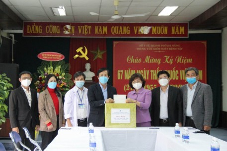Lãnh đạo UBND thành phố thăm và chúc mừng các đơn vị y tế nhân ngày Thầy thuốc Việt Nam (27/2/2022)