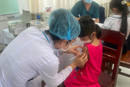 Chuyên gia UNICEF: Thông tin sai lệch về vaccine khiến cha mẹ trì hoãn tiêm vaccine phòng COVID-19 cho con