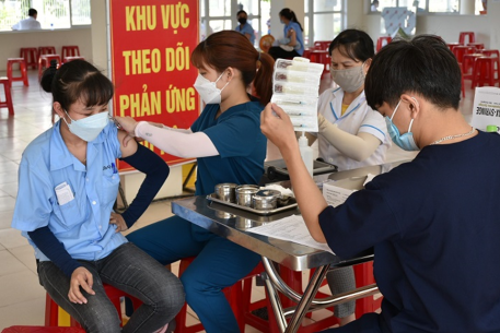Tiếp tục đẩy mạnh tiêm chủng vaccine phòng COVID-19  cho công nhân tại các khu công nghiệp Đà Nẵng