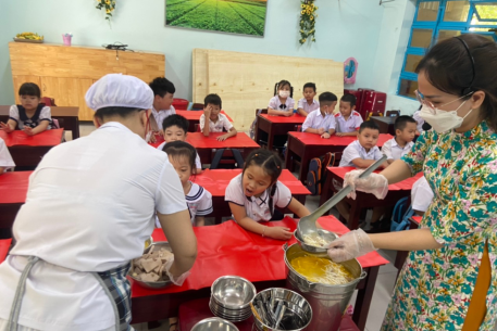 Không ngừng nâng cao chất lượng bữa ăn bán trú cho học sinh ở một trường tiểu học
