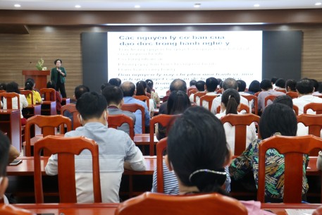 Tổng hội Y học Việt Nam tập huấn về y đức, y nghiệp và cập nhật kiến thức phòng chống Covid-19, phòng chống thuốc lá tại Đà Nẵng