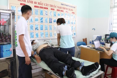 Khám và cấp phát thuốc miễn phí cho người dân phường Hòa Khánh Nam