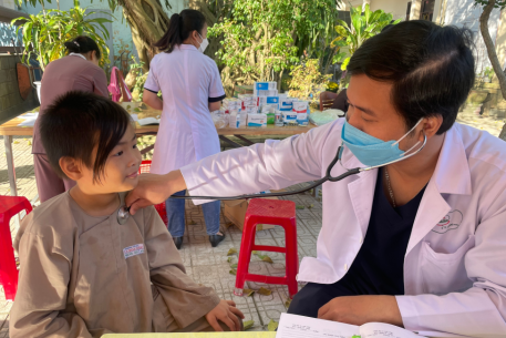 Chăm sóc sức khỏe trẻ em mồ côi tại chùa Quang Châu