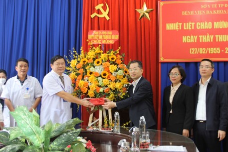 Bí thư Thành ủy Nguyễn Văn Quảng thăm, chúc mừng  kỷ niệm 68 năm Ngày Thầy thuốc Việt Nam