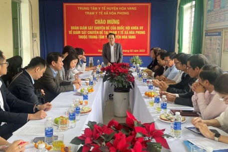 Đoàn giám sát của Quốc hội làm việc tại Trạm Y tế xã Hòa Phong