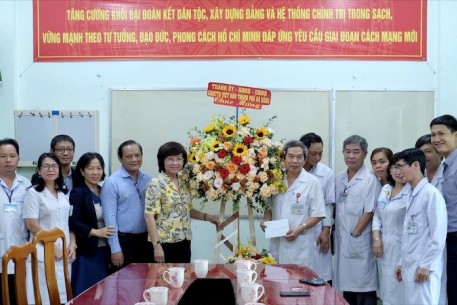 Phó Chủ tịch UBND thành phố Ngô Thị Kim Yến đến thăm các cơ sở y tế nhân ngày Thầy thuốc Việt Nam