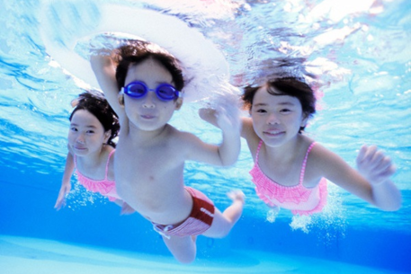 Phòng viêm tai giữa cho trẻ khi đi bơi trong mùa hè