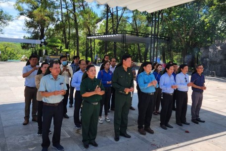 Dâng hương các anh hùng liệt sĩ tại Nghĩa trang Liệt sĩ quốc gia Trường Sơn