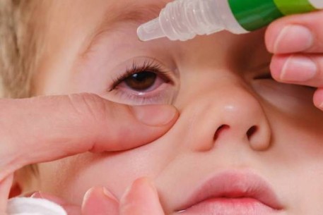 Sử dụng thuốc nhỏ mắt ở trẻ em đúng cách tại nhà