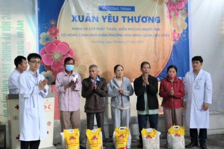 Bệnh viện Hoàn Mỹ Đà Nẵng khám bệnh, phát thuốc miễn phí  và trao quà Tết đến người nghèo