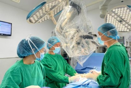 Vi phẫu thuật “bắt” tinh trùng cho người mang nhiễm sắc thể của nam lẫn nữ
