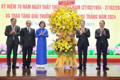 Thành phố Đà Nẵng tổ chức Lễ Kỷ niệm 70 năm Ngày Thầy thuốc Việt Nam và Trao giải thưởng “Tỏa sáng Blouse trắng” năm 2024