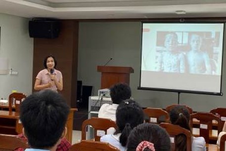 Tập huấn khám sàng lọc trước tiêm chủng cho cán bộ y tế