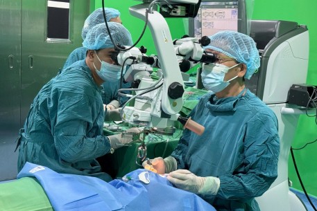 Bệnh viện Mắt Việt An Đà Nẵng thực hiện kỹ thuật mới trong phẫu thuật Võng mạc - dịch kính