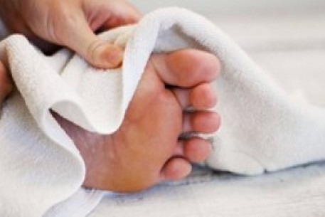 Giữ đôi chân khỏe mạnh sau mùa bão lũ
