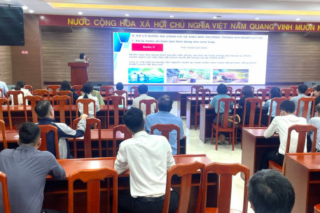 Tập huấn hướng dẫn sử dụng hóa chất xử lý nước, vệ sinh môi trường và phòng chống dịch bệnh sau mưa, lũ lụt