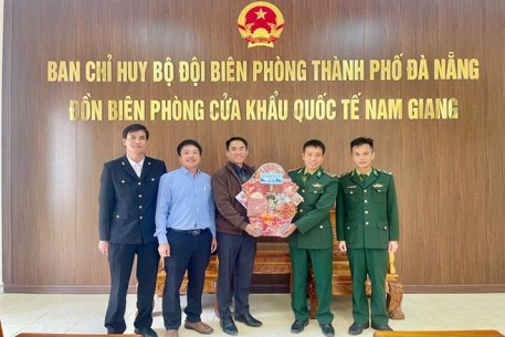 Trung tâm Kiểm soát bệnh tật thành phố Đà Nẵng thăm, tặng quà Tết Bính Ngọ 2026 cho các đơn vị làm nhiệm vụ tại Cửa khẩu Quốc tế Nam Giang