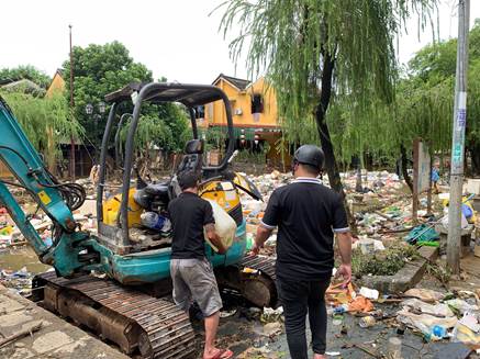 Sau lũ lụt, nhiều vật sắc nhọn có thể lẫn trong rác