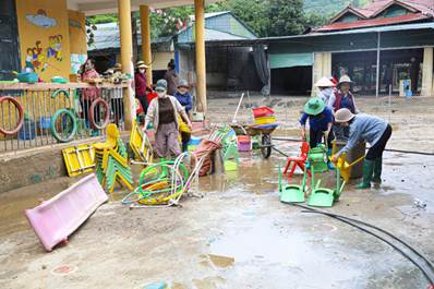 Sau lũ lụt, nhiều vật sắc nhọn có thể lẫn trong rác