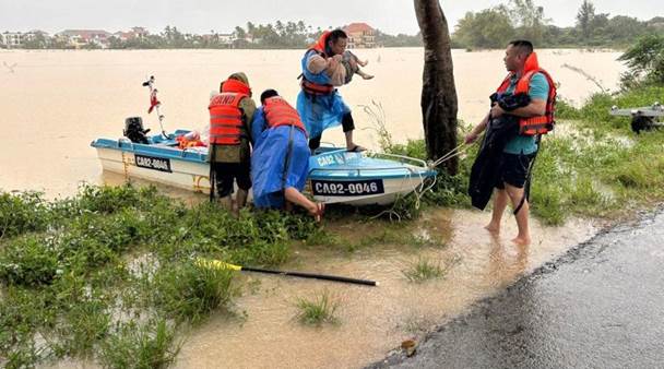 Chăm sóc sức khỏe phụ nữ mang thai trong mùa mưa bão, lũ lụt