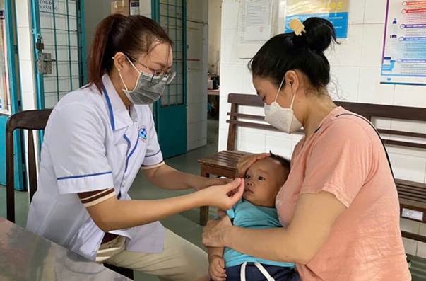 Cho trẻ uống vitamin A tại Trạm y tế