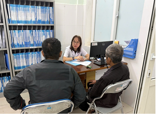 Cán bộ y tế tư vấn, hỗ trợ người bệnh trong điều trị Methadone.