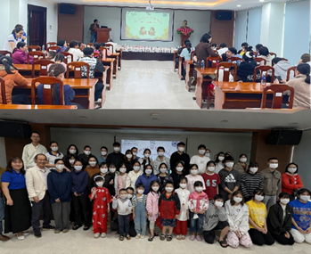 Quang cảnh của buổi trao tặng quà Tết cho các cháu thiếu nhi