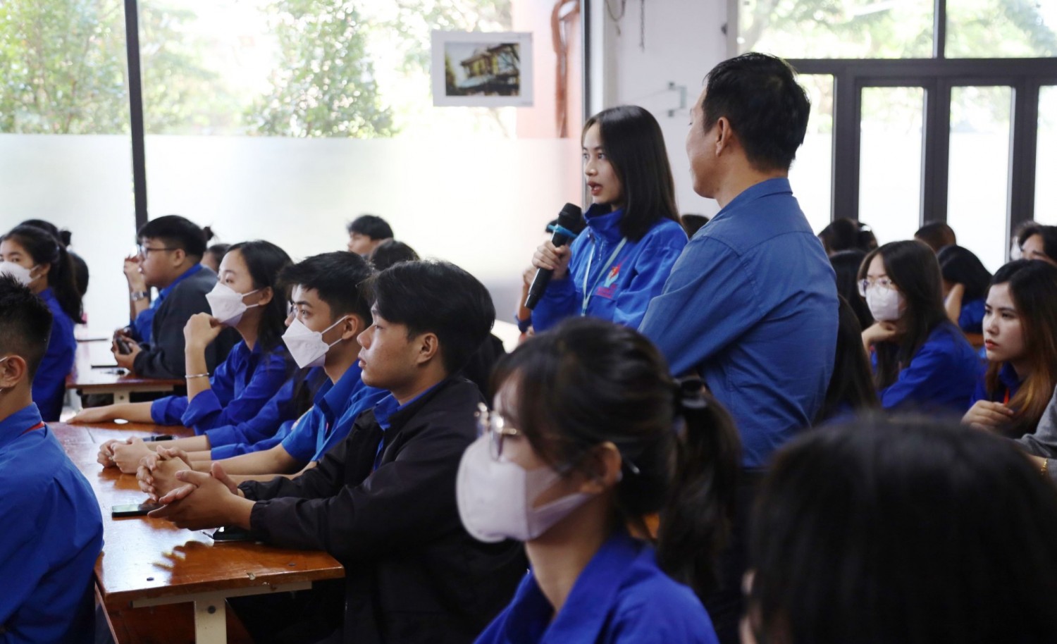 Cán bộ Y tế trực tiếp giải đáp các vấn đề người trẻ quan tâm