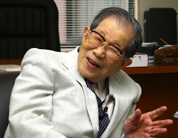 Bác sĩ Hinohara (Nhật) ngoài 100 tuổi vẫn duy trì cân nặng và vòng eo của tuổi 30, không hà khắc ăn uống và vận động thường xuyên.