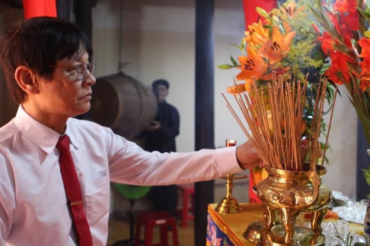 Lương y bác sỹ Nguyễn Minh Sơn- Chủ tịch Hội Đông Y Tp. Đà Nẵng  chủ trì dâng hương buổi tưởng niệm 
