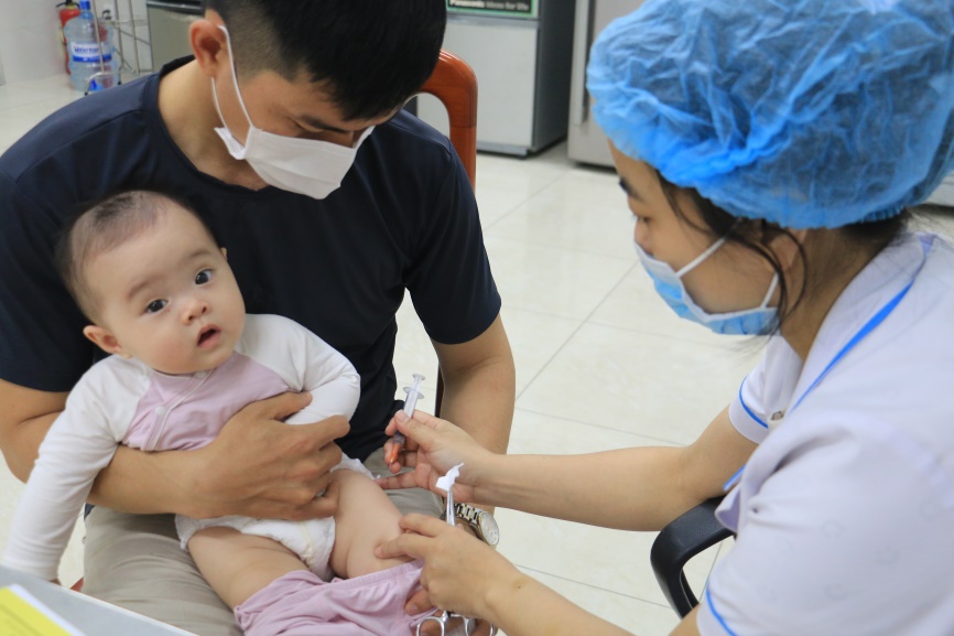tiêm chủng trẻ em