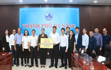 Đoàn công tác Bộ Y tế trao ủng hộ 