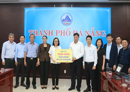 Đoàn công tác Bộ Y tế trao ủng hộ 