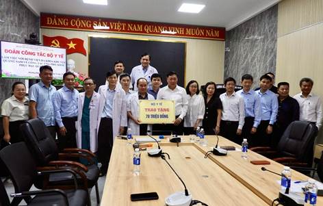 Đoàn công tác Bộ Y tế trao tặng Bệnh viện Đa khoa Khu vực Quảng Nam 