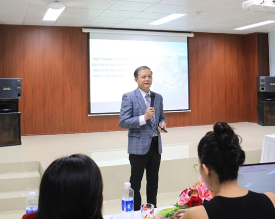 BS. CK II. Nguyễn Đại Vĩnh - Giám đốc CDC thành phố Đà Nẵng báo cáo chuyên đề tại Hội thảo