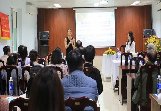 Bà Nguyen Van Ngoc Tuong, Phó giáo sư y học gia đình- Đại học Loma Linda (Hoa Kỳ) chia sẻ thông tin tại Họi thảo