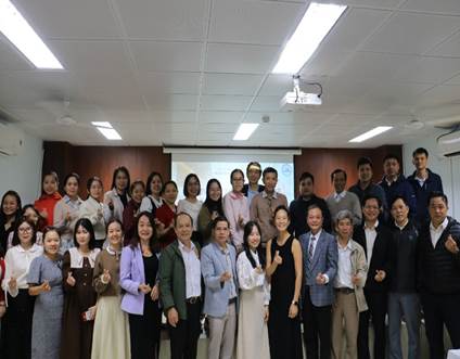 Các đại biểu chụp hình lưu niệm tại Hội thảo