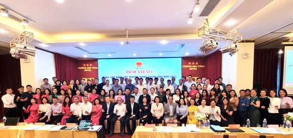 Các đại biểu tham dự Hội thảo chụp hình lưu niệm