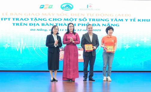 hó Chủ tịch UBND thành phố Nguyễn Thị Anh Thi tặng quà cảm ơn Tập đoàn FPT