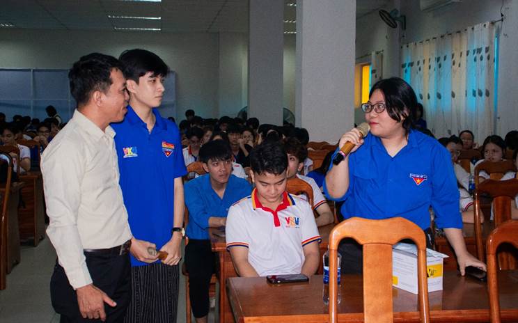  giới thiệu tới sinh viên hình thức tự xét nghiệm HIV tại nhà 