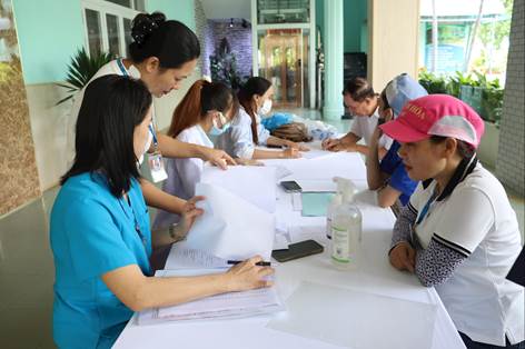 Các công nhân được hướng dẫn khám sàng lọc, phỏng vấn, thu thập thông tin.