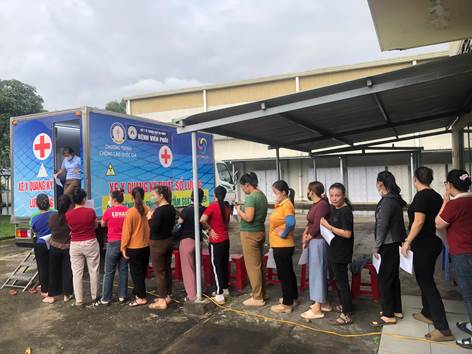 Các công nhân được chụp X-Quang 