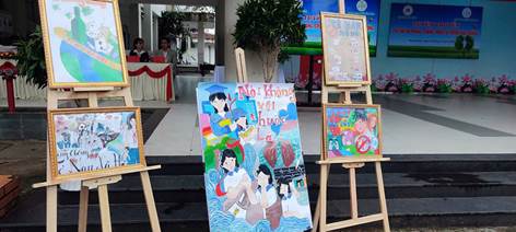 Trưng bày các tác phẩm vẽ cổ động PCTHTL tại buổi tuyên truyền