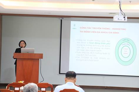 Đại diện Bệnh viện Gia đình báo cáo tham luận về truyền thông marketing tại bệnh viện