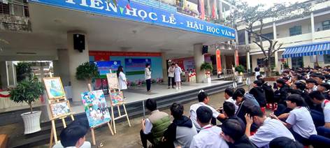 Các học sinh hào hứng tham gia tiểu phẩm minh họa tình huống tại buổi tuyên truyền