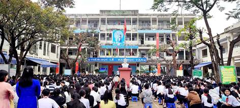 Đông đảo học sinh THCS Nguyễn Bỉnh Khiêm tham gia buổi tuyên truyền