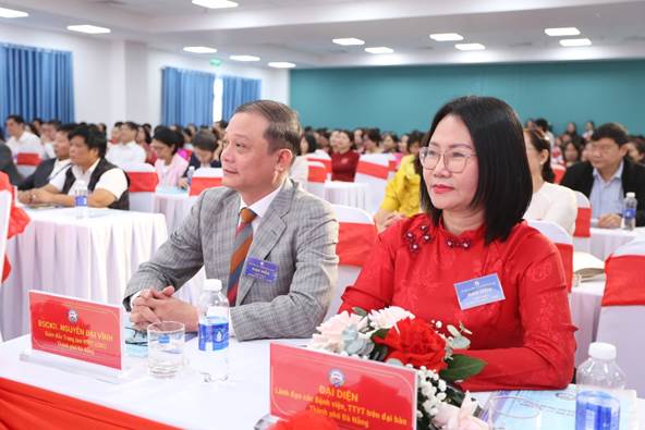 Các đại biểu tham dự nghe báo cáo tham luận của Hội Điều dưỡng năm 2025