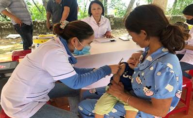 Cán bộ y tế xã Trà Đốc, TP Đà Nẵng tiêm vắc xin cho trẻ trong chương trình Tiêm chủng mở rộng